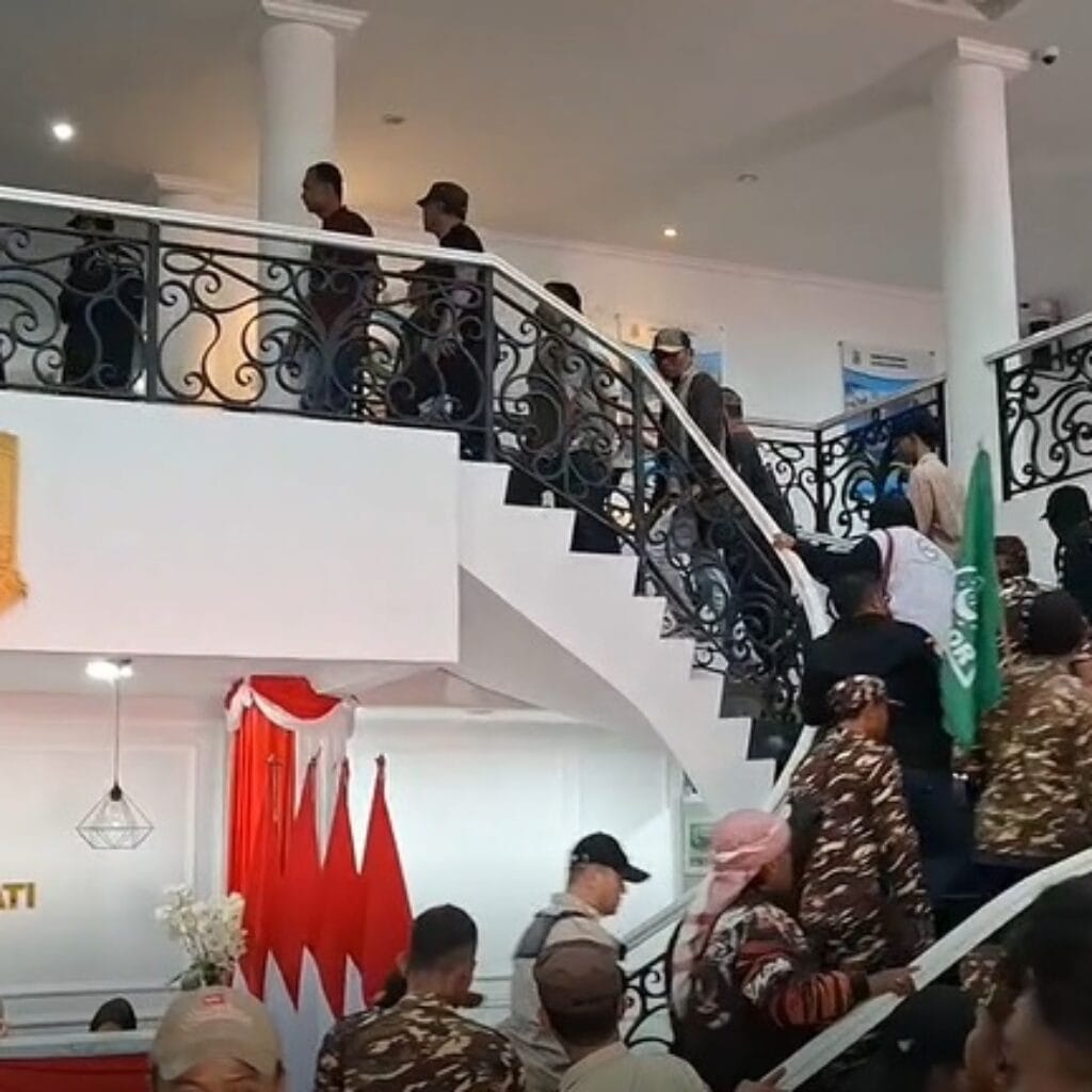 Ribuan Massa Kepung Kantor Bupati Karawang Tuntut Penutupan Tempat Hiburan terkait Dugaan Pesta Gay