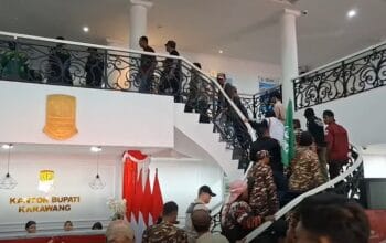 Ribuan Massa Kepung Kantor Bupati Karawang Tuntut Penutupan Tempat Hiburan terkait Dugaan Pesta Gay