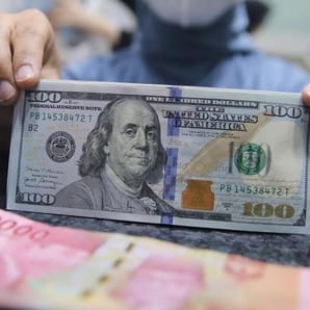 Rupiah Ditutup Menguat 0,2%, Dolar AS Turun ke Rp17.830
