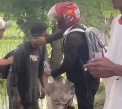 Viral Pemuda Terjatuh ke Sawah di Sigi, Menangis Sesenggukan karena Baru Putus Cinta 1 Viral Pemuda Terjatuh ke Sawah di Sigi, Menangis Sesenggukan karena Baru Putus Cinta