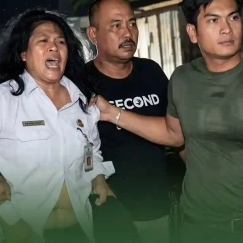 Guru ASN dan Suami Digeruduk Warga karena Dugaan Pencabulan Siswa SD di Tanjungbalai 11 Guru ASN dan Suami Digeruduk Warga karena Dugaan Pencabulan Siswa SD di Tanjungbalai