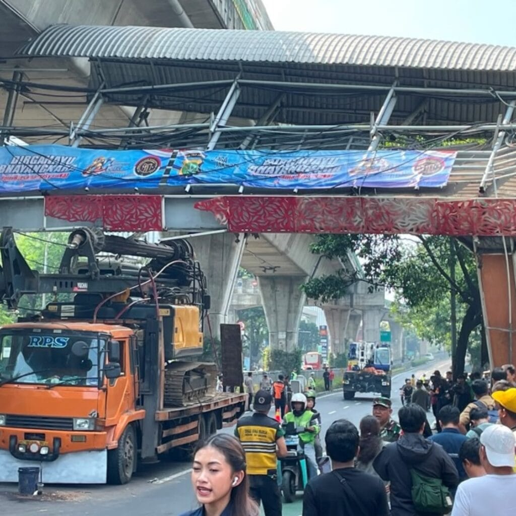 Evakuasi Truk Tabrak JPO di Mampang, Polisi Lakukan Rekayasa Lalu Lintas