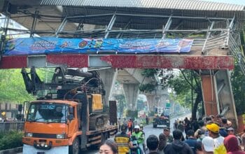 Evakuasi Truk Tabrak JPO di Mampang, Polisi Lakukan Rekayasa Lalu Lintas