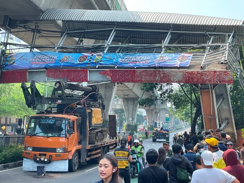 Evakuasi Truk Tabrak JPO di Mampang, Polisi Lakukan Rekayasa Lalu Lintas 1 Evakuasi Truk Tabrak JPO di Mampang, Polisi Lakukan Rekayasa Lalu Lintas
