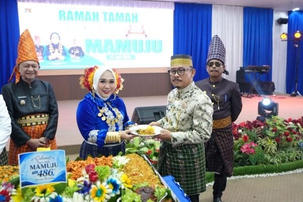 Gubernur Sulbar Dukung Mamuju Jadi Daerah Otonomi Baru 1 Gubernur Sulbar Dukung Mamuju Jadi Daerah Otonomi Baru