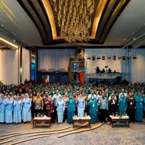 Gubernur Sulsel di Puncak HKG PKK Ke-54: Perkuat Sinergi Wujudkan Indonesia Emas 2045 17 Gubernur Sulsel di Puncak HKG PKK Ke-54: Perkuat Sinergi Wujudkan Indonesia Emas 2045
