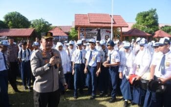 Kapolres Bulukumba Beri Hadiah untuk Pelajar di Hari Pertama Masuk Sekolah