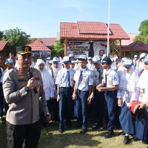 Kapolres Bulukumba Beri Hadiah untuk Pelajar di Hari Pertama Masuk Sekolah 17 Kapolres Bulukumba Beri Hadiah untuk Pelajar di Hari Pertama Masuk Sekolah
