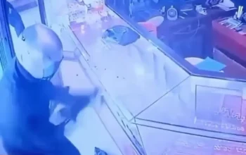 Oknum Polisi di Aceh Selatan Rampok Toko Emas Didorong Tekanan Ekonomi 5 Oknum Polisi di Aceh Selatan Rampok Toko Emas Didorong Tekanan Ekonomi