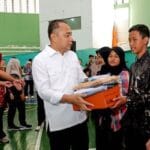 Pemkot Surabaya Salurkan Bantuan Pendidikan ke 7.380 Siswa dari Keluarga Miskin