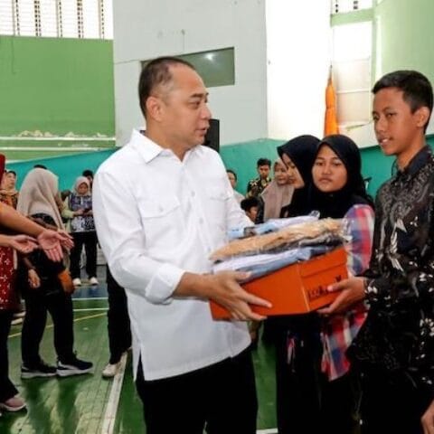 Pemkot Surabaya Salurkan Bantuan Pendidikan ke 7.380 Siswa dari Keluarga Miskin 11 Pemkot Surabaya Salurkan Bantuan Pendidikan ke 7.380 Siswa dari Keluarga Miskin