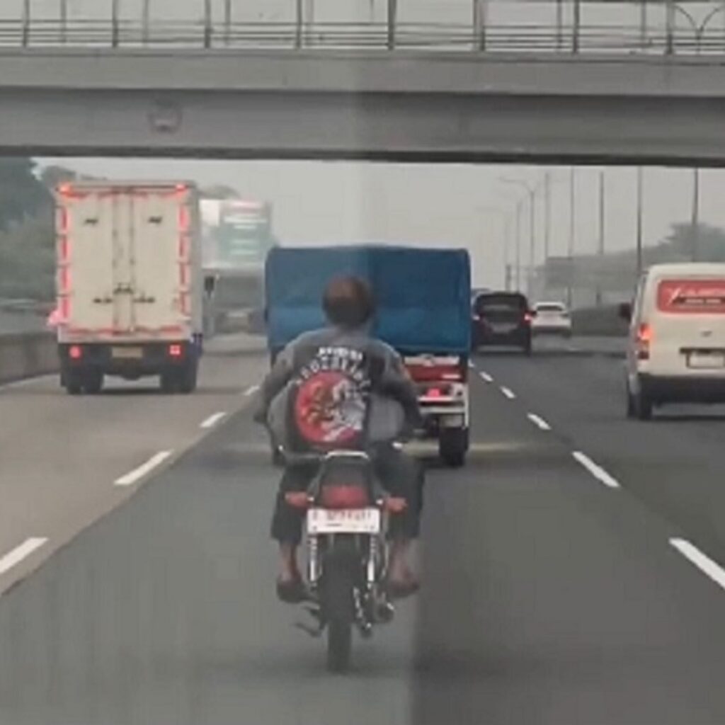 Pengendara RX King Masuk Tol Jagorawi Tanpa Helm Ikuti Google Maps, Ditilang Polisi