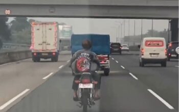 Pengendara RX King Masuk Tol Jagorawi Tanpa Helm Ikuti Google Maps, Ditilang Polisi 4 Pengendara RX King Masuk Tol Jagorawi Tanpa Helm Ikuti Google Maps, Ditilang Polisi