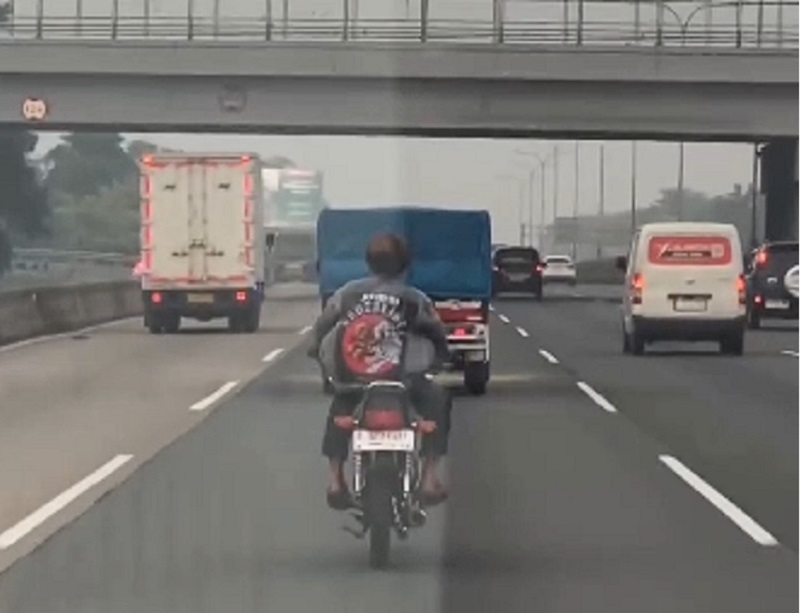 Pengendara RX King Masuk Tol Jagorawi Tanpa Helm Ikuti Google Maps, Ditilang Polisi 1 Pengendara RX King Masuk Tol Jagorawi Tanpa Helm Ikuti Google Maps, Ditilang Polisi