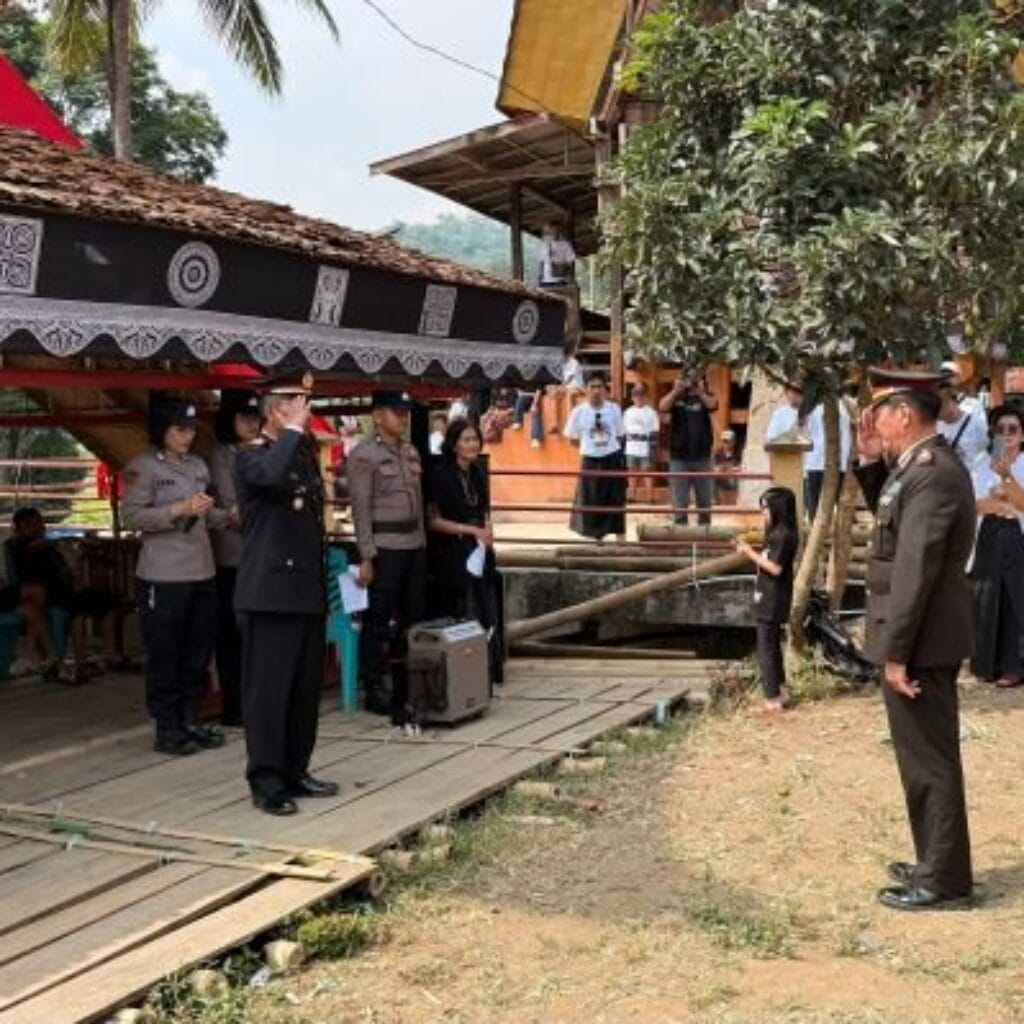 Polres Tana Toraja Gelar Upacara Penghormatan Terakhir untuk Serka Pol Purn Daniel Linggi