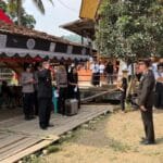 Polres Tana Toraja Gelar Upacara Penghormatan Terakhir untuk Serka Pol Purn Daniel Linggi