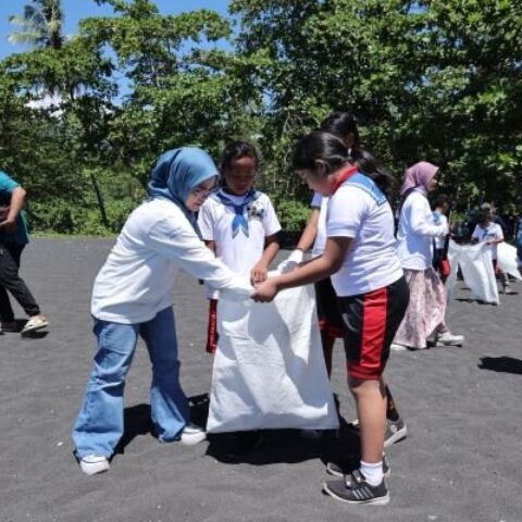 PTK Gelar Bersih Pantai di Bitung, Lindungi Ekosistem Coral Triangle