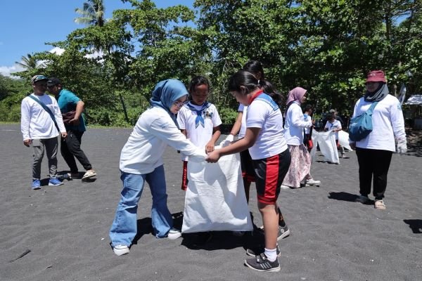 PTK Gelar Bersih Pantai di Bitung, Lindungi Ekosistem Coral Triangle 1 PTK Gelar Bersih Pantai di Bitung, Lindungi Ekosistem Coral Triangle