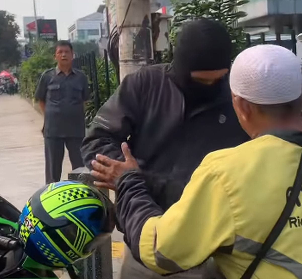 Senggolan Motor di Tebet Berujung Pemukulan, Polisi Selidiki Pemotor Ninja yang Kabur 1 Senggolan Motor di Tebet Berujung Pemukulan, Polisi Selidiki Pemotor Ninja yang Kabur