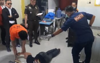 Suami Peragakan 16 Adegan Pembunuhan Istri Saat Rekonstruksi di Polsek Tamalate 10 Suami Peragakan 16 Adegan Pembunuhan Istri Saat Rekonstruksi di Polsek Tamalate