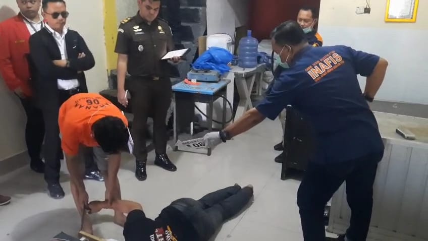 Suami Peragakan 16 Adegan Pembunuhan Istri Saat Rekonstruksi di Polsek Tamalate 1 Suami Peragakan 16 Adegan Pembunuhan Istri Saat Rekonstruksi di Polsek Tamalate