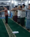 Viral Mayat Pria Paruh Baya Ditemukan di Pantai Bantaeng 3 Viral, Jamaah Lansia Olahraga Ringan Usai Salat Subuh di Masjid