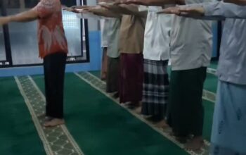 Viral, Jamaah Lansia Olahraga Ringan Usai Salat Subuh di Masjid