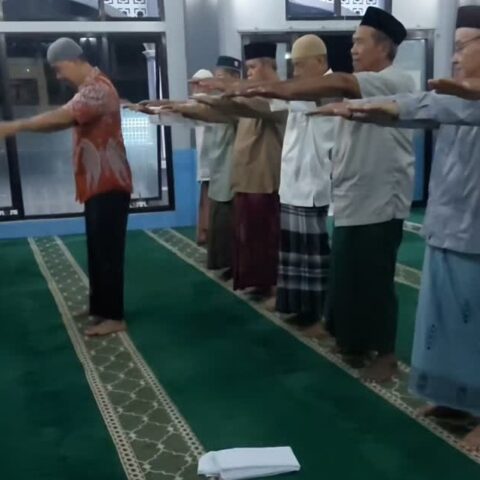 Viral, Jamaah Lansia Olahraga Ringan Usai Salat Subuh di Masjid
