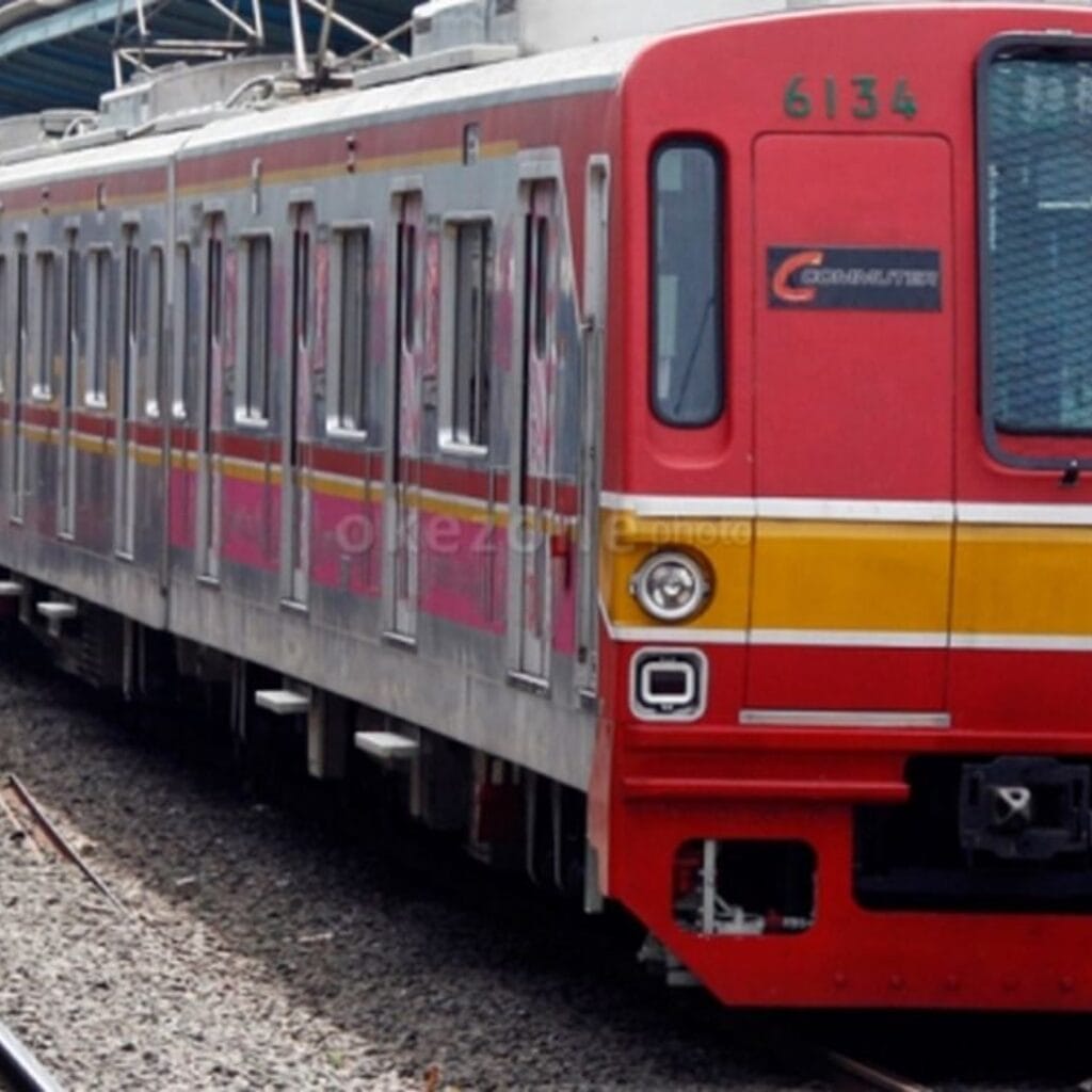 Viral Penumpang Ngevape di KRL, KAI Commuter Blacklist Pelaku Seumur Hidup