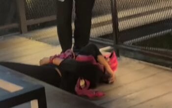 Viral, Wanita Diduga Pelakor Pura-Pura Pingsan Usai Dilabrak Istri Sah 6 Viral, Wanita Diduga Pelakor Pura-Pura Pingsan Usai Dilabrak Istri Sah