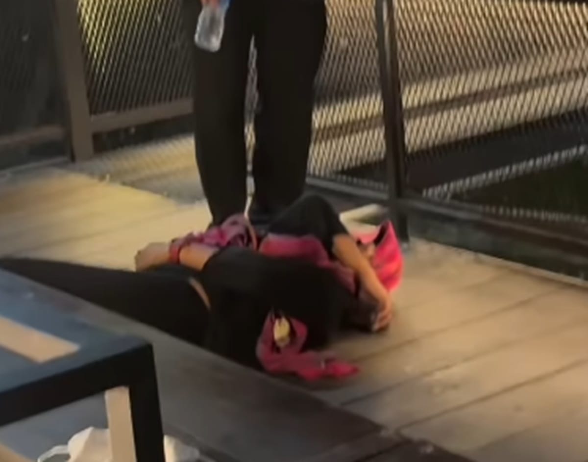 Viral, Wanita Diduga Pelakor Pura-Pura Pingsan Usai Dilabrak Istri Sah 1 Viral, Wanita Diduga Pelakor Pura-Pura Pingsan Usai Dilabrak Istri Sah