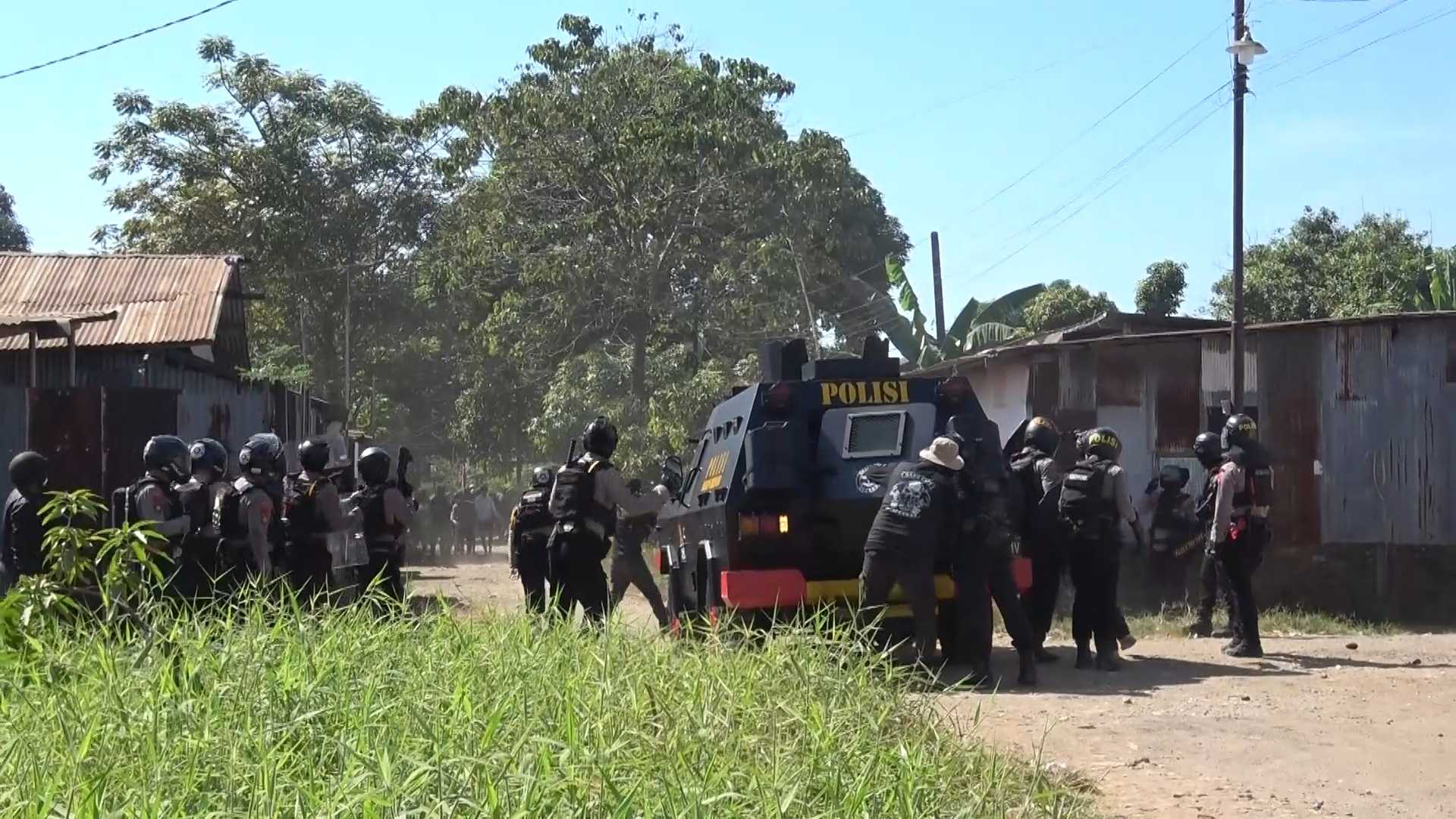 Warga dan Polisi Terlibat Bentrok saat Konstatering Lahan 30 Hektare di Manggala Makassar 1 Warga dan Polisi Terlibat Bentrok saat Konstatering Lahan 30 Hektare di Manggala Makassar
