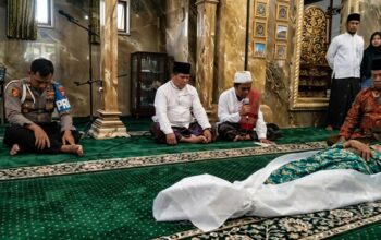 Warga Sumenep Gelar Sumpah Pocong di Masjid untuk Selesaikan Tuduhan Santet 5 Warga Sumenep Gelar Sumpah Pocong di Masjid untuk Selesaikan Tuduhan Santet