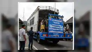 Gubernur Sulsel Kirim 30 Ton Bantuan untuk Korban Gempa NTT 1 Ilustrasi AI realistis pengiriman bantuan kemanusiaan untuk korban gempa NTT