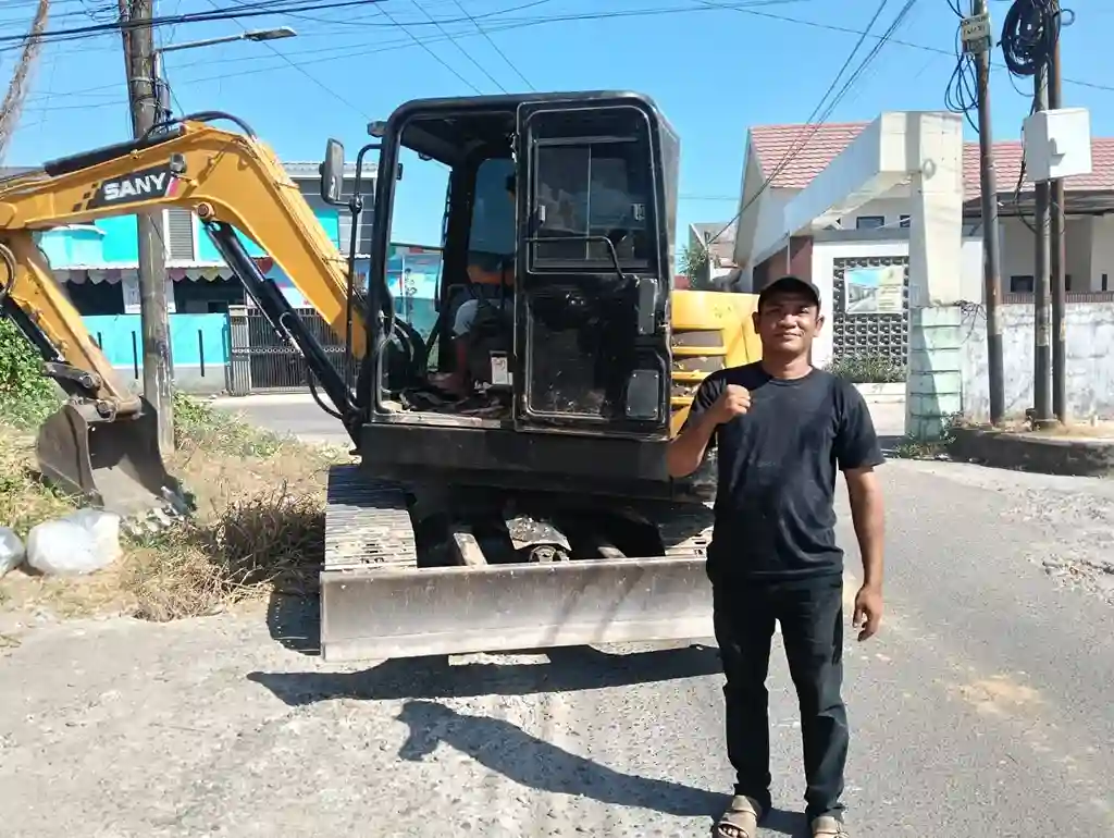 Warga RW 09 Barombong Swadaya Perbaiki Jalan, Wali Kota Makassar Diminta Turun Tangan 2 Warga Barombong Swadaya Perbaiki Jalan, Wali Kota Makassar Diminta Turun Tangan
