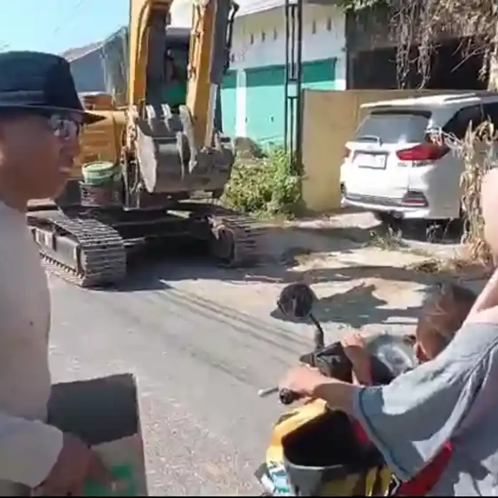 Warga RW 09 Barombong Swadaya Perbaiki Jalan, Wali Kota Makassar Diminta Turun Tangan