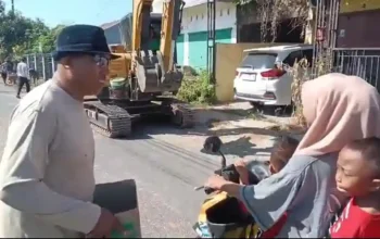 Warga Barombong Swadaya Perbaiki Jalan, Wali Kota Makassar Diminta Turun Tangan 3 Warga Barombong Swadaya Perbaiki Jalan Wali Kota Makassar Diminta Turun Tangan