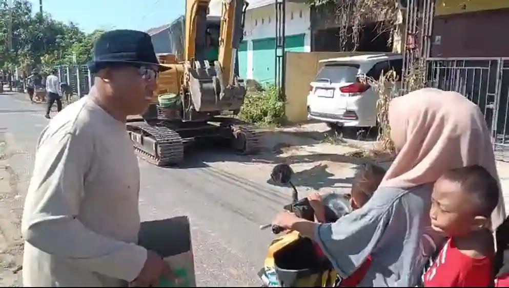 Warga RW 09 Barombong Swadaya Perbaiki Jalan, Wali Kota Makassar Diminta Turun Tangan 1 Warga Barombong Swadaya Perbaiki Jalan Wali Kota Makassar Diminta Turun Tangan