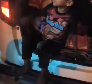 Bocah Sembunyi di Bagasi Taksi Online hingga Terbawa Jauh, Driver Kaget 1 Bocah Sembunyi di Bagasi Taksi Online hingga Terbawa Jauh, Driver Kaget