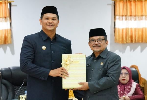 Bupati Bantaeng Serahkan Rancangan KUA-PPAS APBD 2027 ke DPRD 1 Bupati Bantaeng Serahkan Rancangan KUA-PPAS APBD 2027 ke DPRD