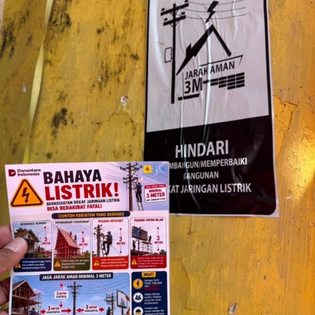 Door to Door Edukasi Bahaya Listrik ULP Mattoanging Jelang Hari Pelanggan Nasional