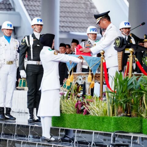 Gubernur Andi Sudirman Pimpin Upacara Penurunan Bendera HUT ke-81 RI di Makassar 11 Gubernur Andi Sudirman Pimpin Upacara Penurunan Bendera HUT ke-81 RI di Makassar
