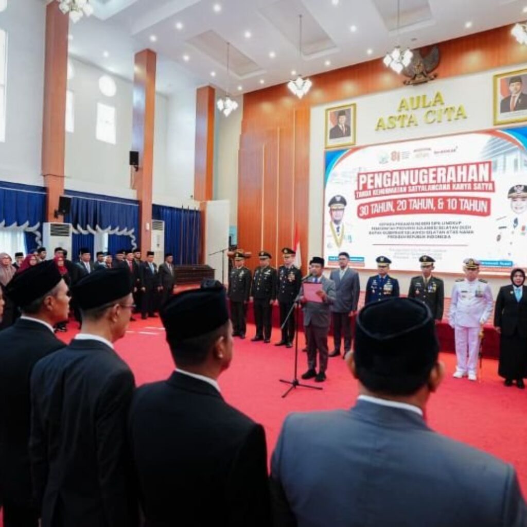 Gubernur Sulsel Anugerahkan Satyalencana Karya Satya kepada 398 PNS