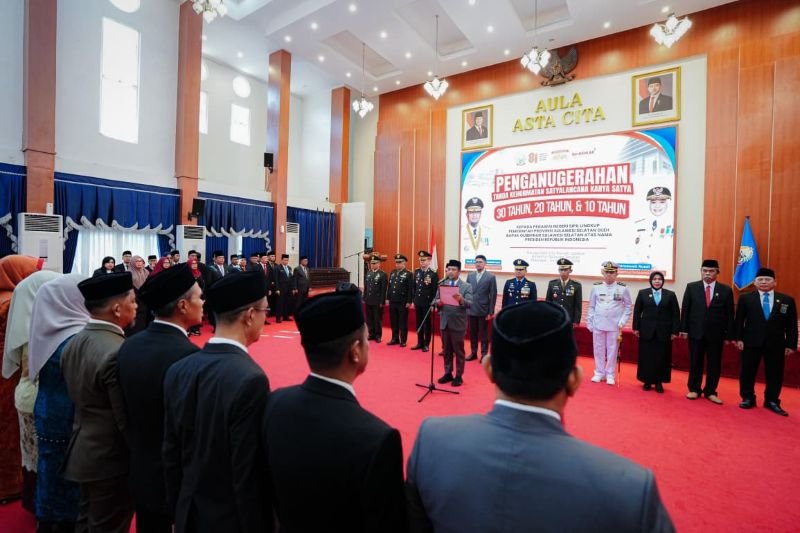 Gubernur Sulsel Anugerahkan Satyalencana Karya Satya kepada 398 PNS 1 Gubernur Sulsel Anugerahkan Satyalencana Karya Satya kepada 398 PNS