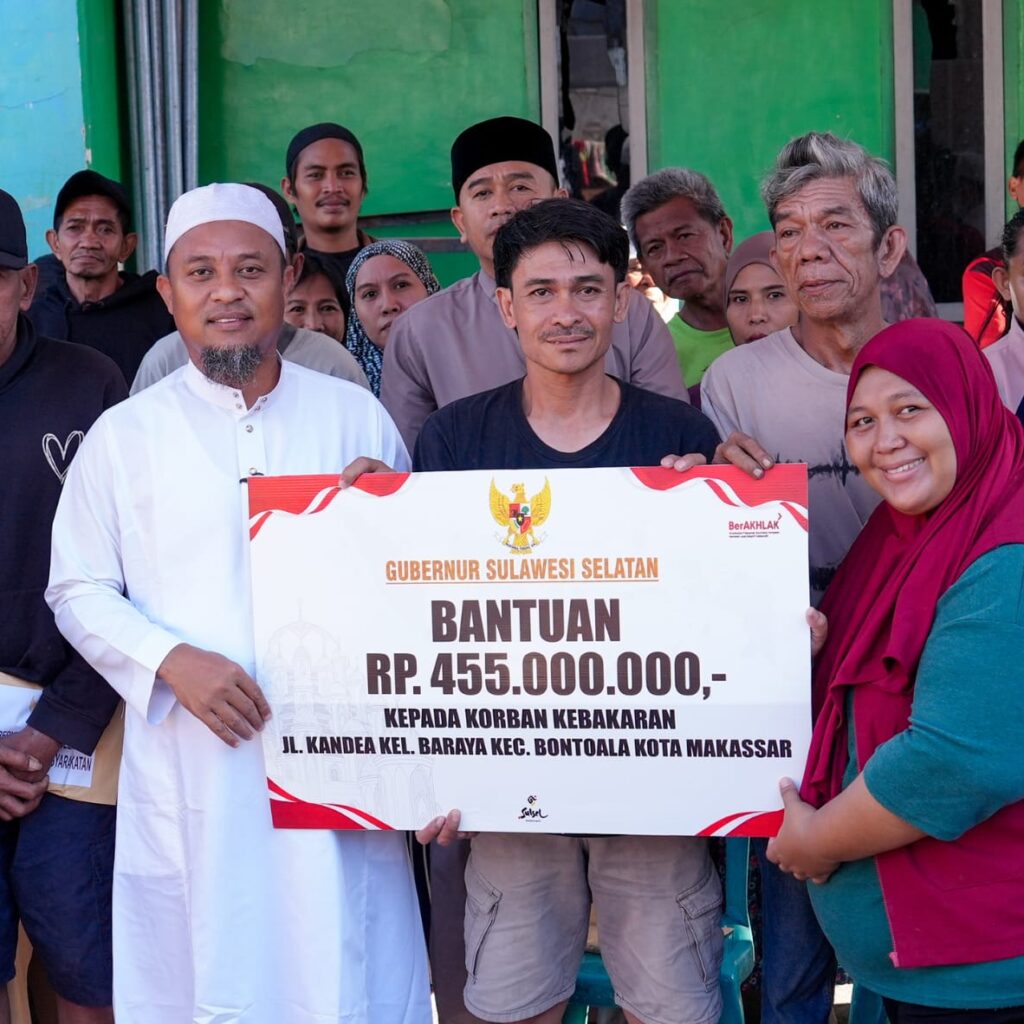 Gubernur Sulsel Serahkan Bantuan ke Korban Kebakaran Kandea Makassar