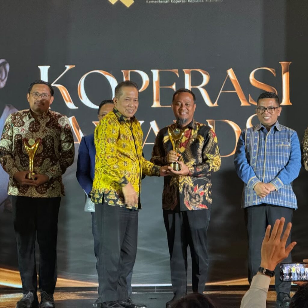 Gubernur Sulsel Terima Penghargaan Bakti Koperasi Nayaka Mahambara di Koperasi Awards 2026