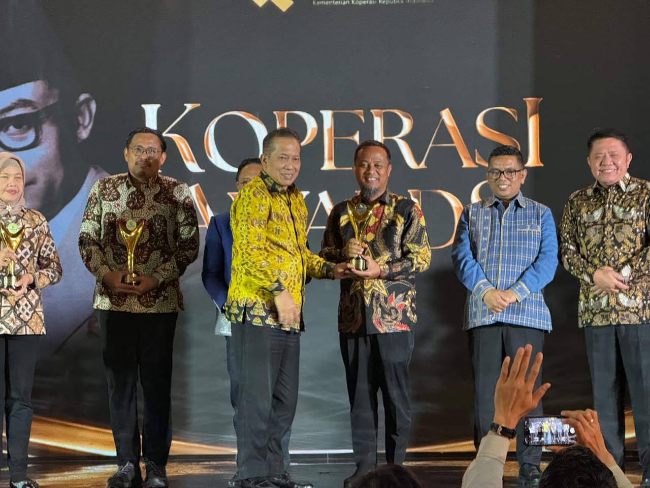 Gubernur Sulsel Terima Penghargaan Bakti Koperasi Nayaka Mahambara di Koperasi Awards 2026 1 Gubernur Sulsel Terima Penghargaan Bakti Koperasi Nayaka Mahambara di Koperasi Awards 2026