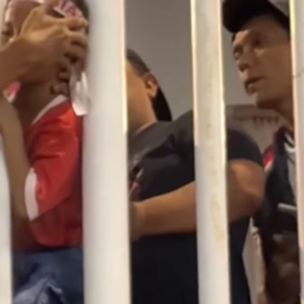 Kepala Bocah Nyangkut di Pagar Stadion saat Nonton Timnas Indonesia, Endingnya Bikin Gemas