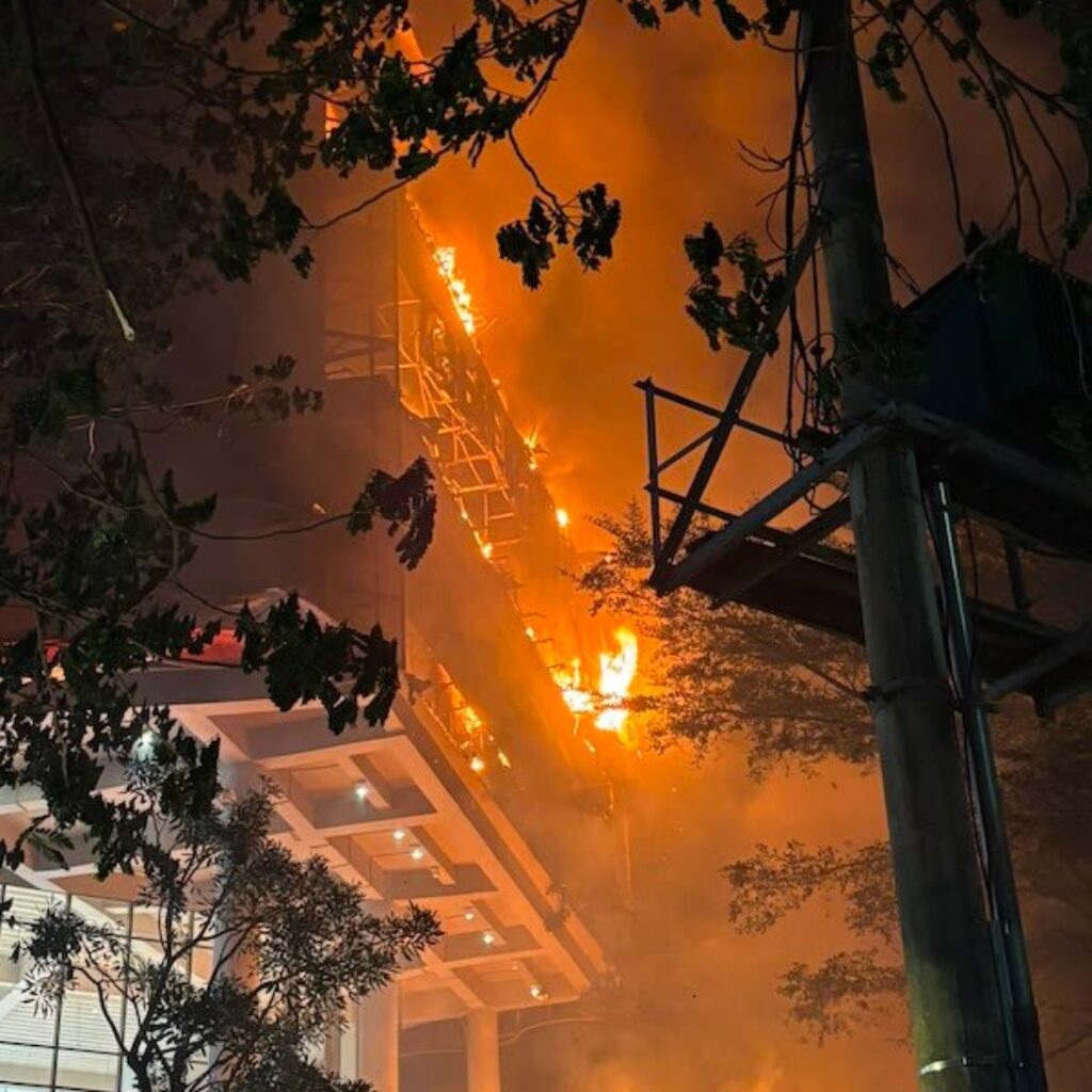 Mall Nipah Makassar Terbakar, Api Diduga dari Korsleting Neon Box