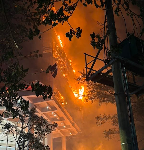 Mall Nipah Makassar Terbakar, Api Diduga dari Korsleting Neon Box 1 Mall Nipah Makassar Terbakar, Api Diduga dari Korsleting Neon Box